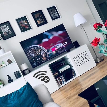 E1 Luxury Oldtown Apt - 2X Parking, Foodstore, Pcscreen, Netflix, Unlimited Music, Crib, Babychair, Fastwifi, Aircon Apartment Кошице Екстериор снимка