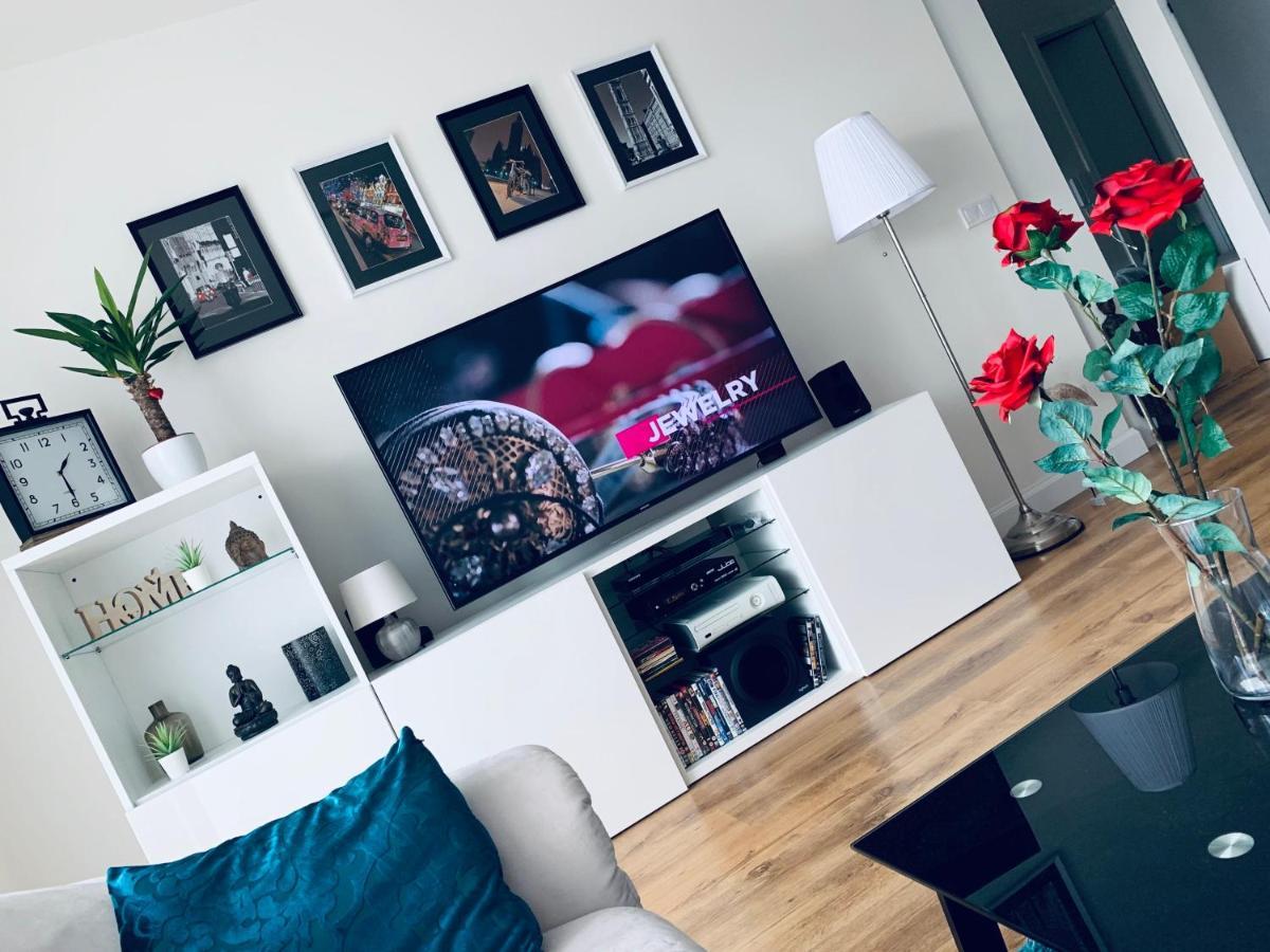 E1 Luxury Oldtown Apt - 2X Parking, Foodstore, Pcscreen, Netflix, Unlimited Music, Crib, Babychair, Fastwifi, Aircon Apartment Кошице Екстериор снимка