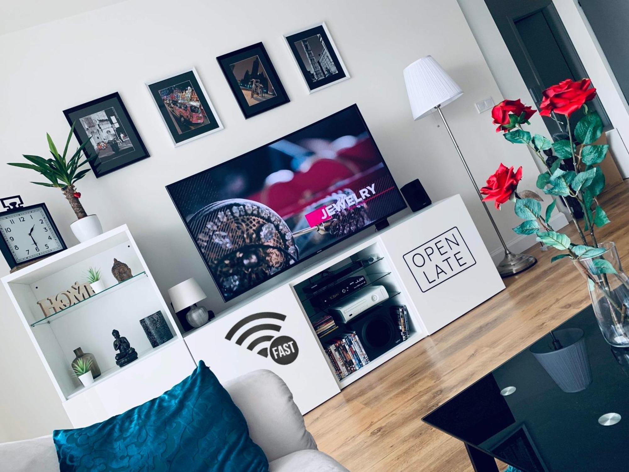 E1 Luxury Oldtown Apt - 2X Parking, Foodstore, Pcscreen, Netflix, Unlimited Music, Crib, Babychair, Fastwifi, Aircon Apartment Кошице Екстериор снимка